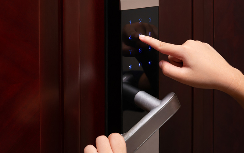 Mot-so-tim-hieu-ve-khoa-cua-dien-tu-thong-minh-co-an-toan-cho-nguoi-su-dung-hay-khong